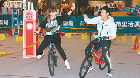 吳若希與馮允謙即場單車較量。