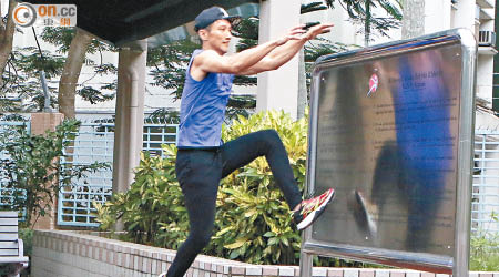 Roy昨日到公園示範Parkour一躍而上，並於高空跨來跨去，危險度極高。