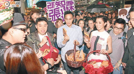 張智霖與佘詩曼昨日冒着風雨在銅鑼灣宣傳新片。