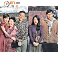 電影版除原班人馬拍攝外，還加入台灣藝人陳喬恩（右二）。