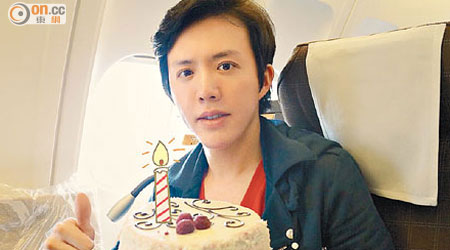 飛返上海的李雲迪在飛機上慶祝生日。