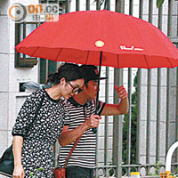 祖藍日前冒雨與李亞男睇新居，為愛妻撐巨傘。