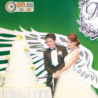 盛品儒與蔡一鳳在天使翼下切結婚蛋糕，十分甜蜜。