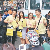 何君誠（左起）、劉溫馨、龔嘉欣與張振朗在深水埗賣旗，大受街坊歡迎。