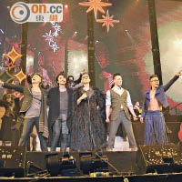 左起：錢嘉樂、鄭伊健、陳小春、謝天華及林曉峰在內地演唱。
