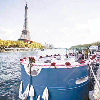 陳曉包下觀光船，在巴黎鐵塔前向妍希求婚。