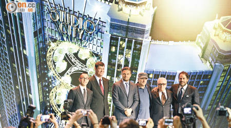（左起）新濠博亞娛樂聯席主席兼行政總裁何猷龍先生、新濠博亞娛樂聯席主席帕克、里奧勒度、羅拔迪尼路、馬田史高西斯及畢特烈納齊為開幕短篇電影《選角風雲》全球首映造勢。
