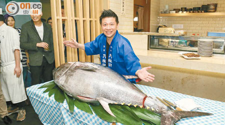 蕭定一與老友分享巨型藍鰭吞拿魚。