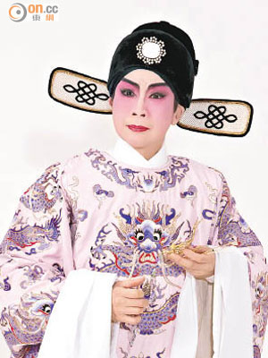 龍劍笙會每場穿不同戲服上演「吞釵拒婚」。