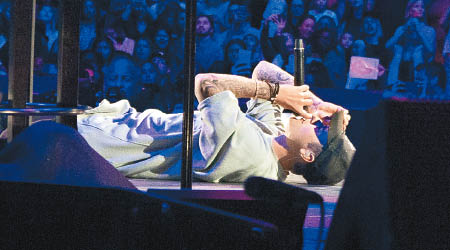 Justin於騷上唱到瞓地，又帶領觀眾為巴黎恐襲中的死傷者祈禱。（＠Splash News／東方IC圖片）
