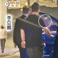 出手<br>男友人想扶醉爆的李亞鵬上車時，突然出手（白圈示）摑了對方一巴，男友人即時痛苦掩面。