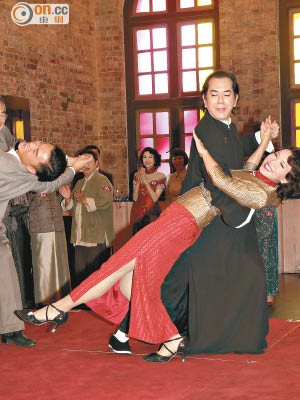 秋生與陳煒在《梟雄》中有不少對手戲，跳起舞來也甚有默契。