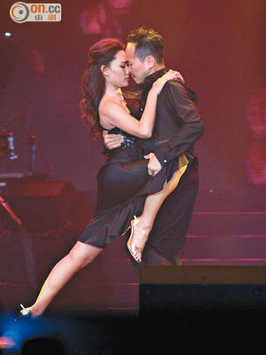 徐子珊與男舞蹈員跳辣舞。