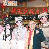 新光戲院近年成為粵劇舞台，如蓋鳴暉（右三）曾上演不少戲寶。