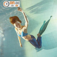 柯嘉琪愛好潛水，享受水世界的寧靜。