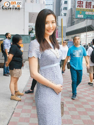 徐綺雯現身中環，懷有三個多月身孕的她已見肚。