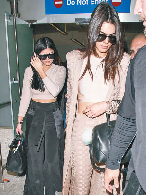 剛失戀的Kylie（左）跟在姐姐Kendall身後低頭不語。（(C)Splash News/東方IC圖片）