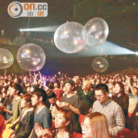 盧凱彤透過巨型氣球與粉絲互動。