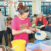 雖然要落手清理廚餘，但DaDa未有迴避，夠晒「義」氣！