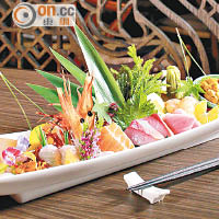 Momo Sashimi Platter $788/12件 <br>青山征晃師傅的推介，精選拖羅、鯛魚、三文魚、油甘魚、牡丹蝦、帶子等新鮮刺身炮製，味道媲美日本名店的出品。