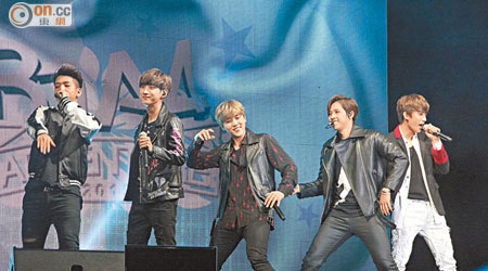 （左起）：BARO、振永、燦多、CNU、功燦 <br>B1A4五子在首個港騷落力跳唱，冧爆粉絲。