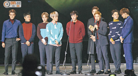 EXO勇奪年度歌手大獎，由隊長Suho領獎兼致謝詞。