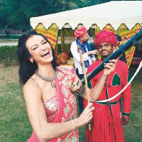 Rosemary大玩印度傳統樂器。