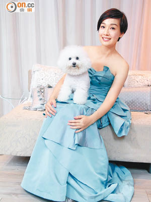 有份角逐視后和最佳女配角的江美儀帶同愛犬試晚裝。