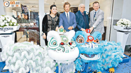 品牌高層歐陽楚英（左）、霍凱諾（右二）、斯沃琪集團（香港）董事總經理盧克勤（右），與Simon一起為醒獅綁絲帶。