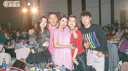 Janice Man（左起）、劉浩龍、薛凱琪、鄧麗欣和方力申攬頭攬頸。