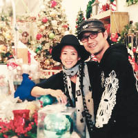 章子怡、汪峰日前上載一張照片慶祝聖誕。