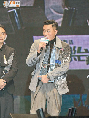 劉浩龍解釋身穿的服裝為宣揚反戰。