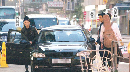 吳業坤與森美齊坐陳國峰的車離開。