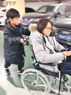 白百何受傷後要坐輪椅出入，她上載兒子為她推輪椅的溫馨照！