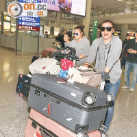 范姜（右）與大女鍾嘉晴推着大堆行李。
