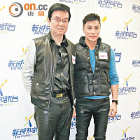 黃百鳴（左）與譚耀文到電台宣傳電影。