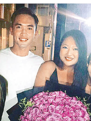 陳國峰送上大束粉紅玫瑰向圈外女友求婚。