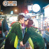 劉欣宜與陳子敏在台灣街頭咀嘴。
