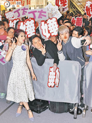 楊千嬅舉行簽名會，大批粉絲捧場。