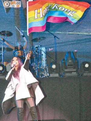 張惠妹揮動印有香港字眼的「彩虹旗」，掀起個唱高潮。