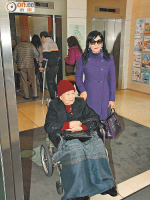 蔡李惠莉（右）與其母親到醫院探圓圓與孫仔。