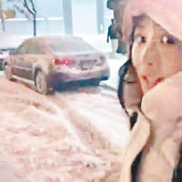 陳法拉身在漫天飄雪的紐約。