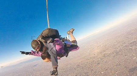 區文詩玩跳傘，在12500英尺高空一躍而下。