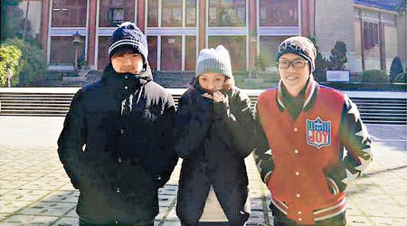 洪卓立（左起）、鍾舒漫與洪杰於寒風下到清遠探訪，包到成隻糉！