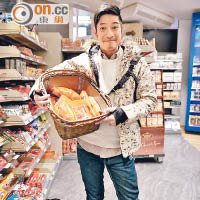 王宗堯在超市買下大包食物，一嘗在瑞士掃貨滋味。