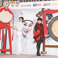 陳寶珠與阿嗲宣布演出的《牡丹亭驚夢》加開六場，二人敲打鑼鼓寓意大賣。