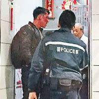 吳嘉龍（左）在事發現場向警員講述事發經過。