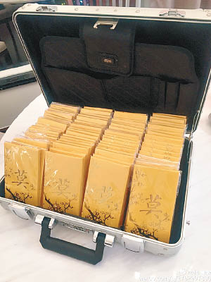 金黃色的利是塞滿整個行李箱。