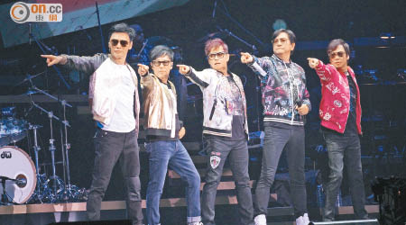 鍾鎮濤（左起）、葉智強、譚詠麟、陳友和彭健新搞笑跳舞，掀起高潮。