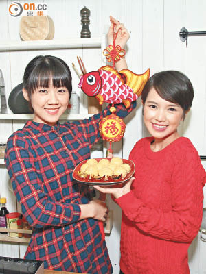 蘇麗珊和林小美（左）炮製賀年煎堆，希望新一年賺到盆滿缽滿。